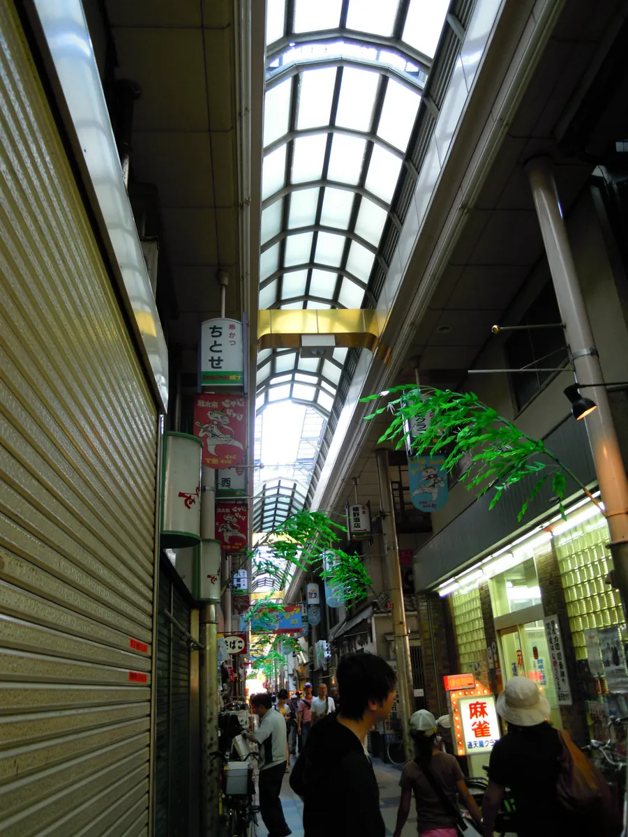 ジャンジャン横丁の細い通路とアーケード屋根